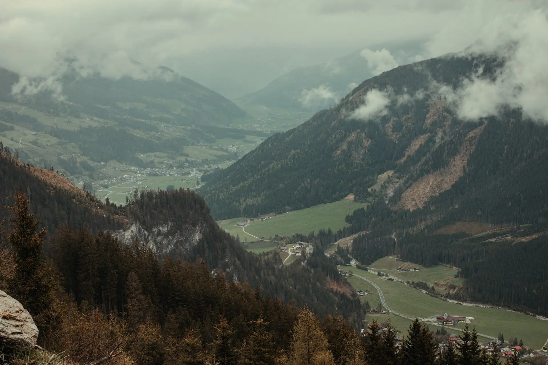 Vallée autrichienne dans la brume, forêt et petits villages
