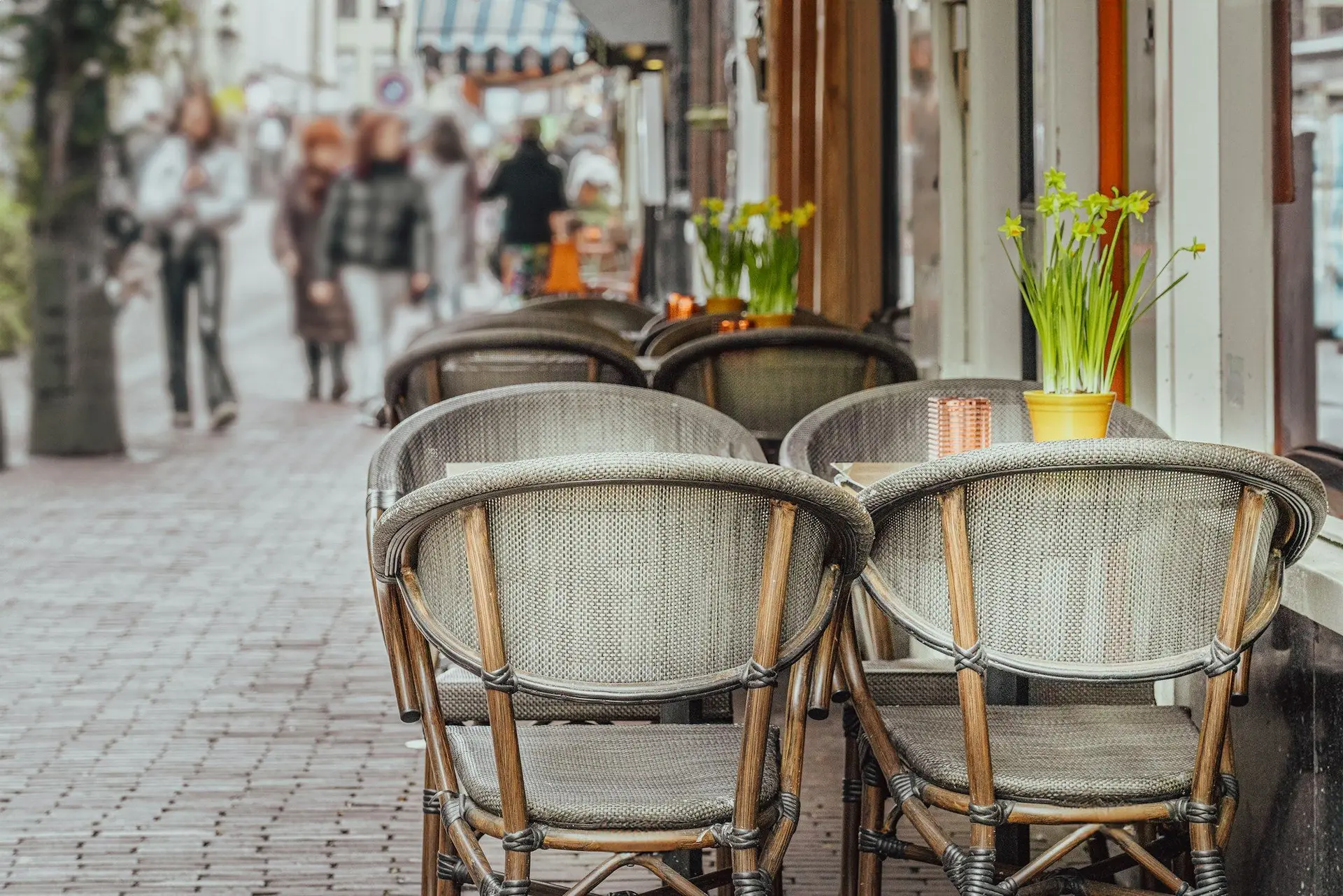 Chaises de terrasse en rotin devant un café européen