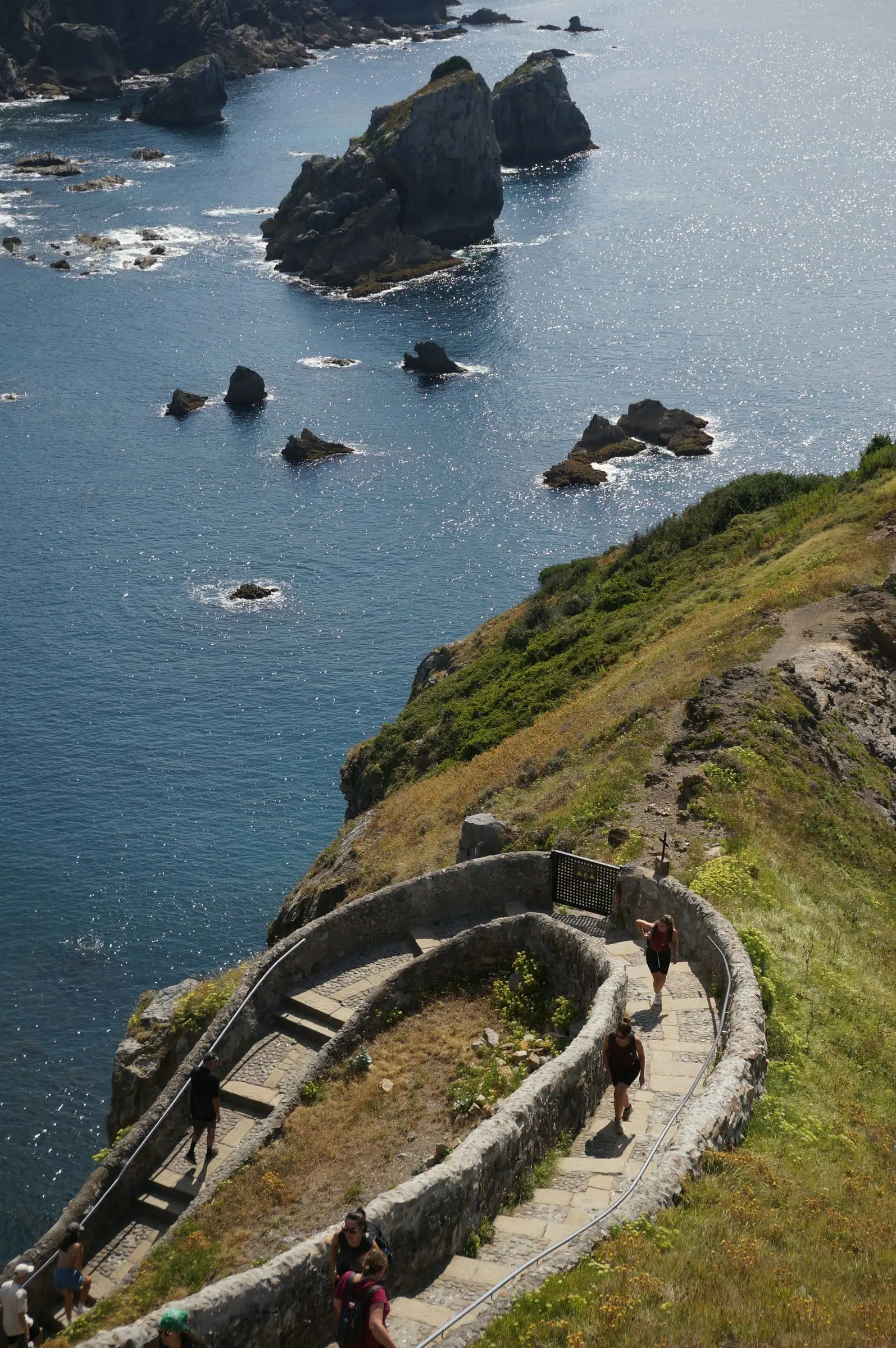 Escalier de pierre en lacets sur la falaise de Gaztelugatxe