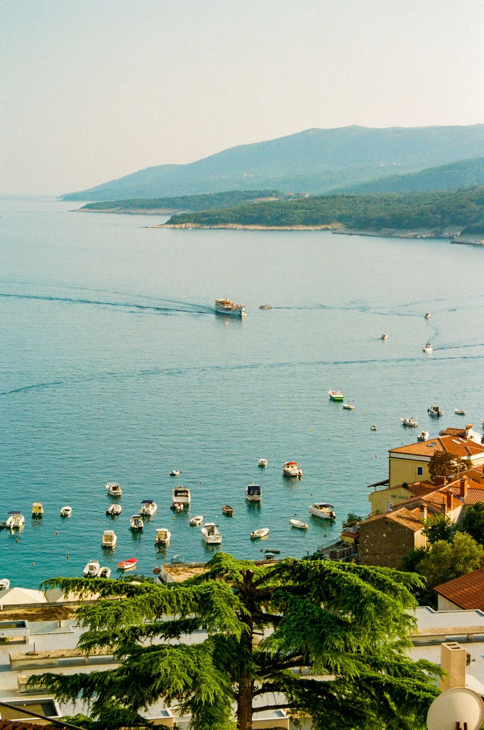 Baie de Rabac en Istrie, bateaux au mouillage dans l'eau calme