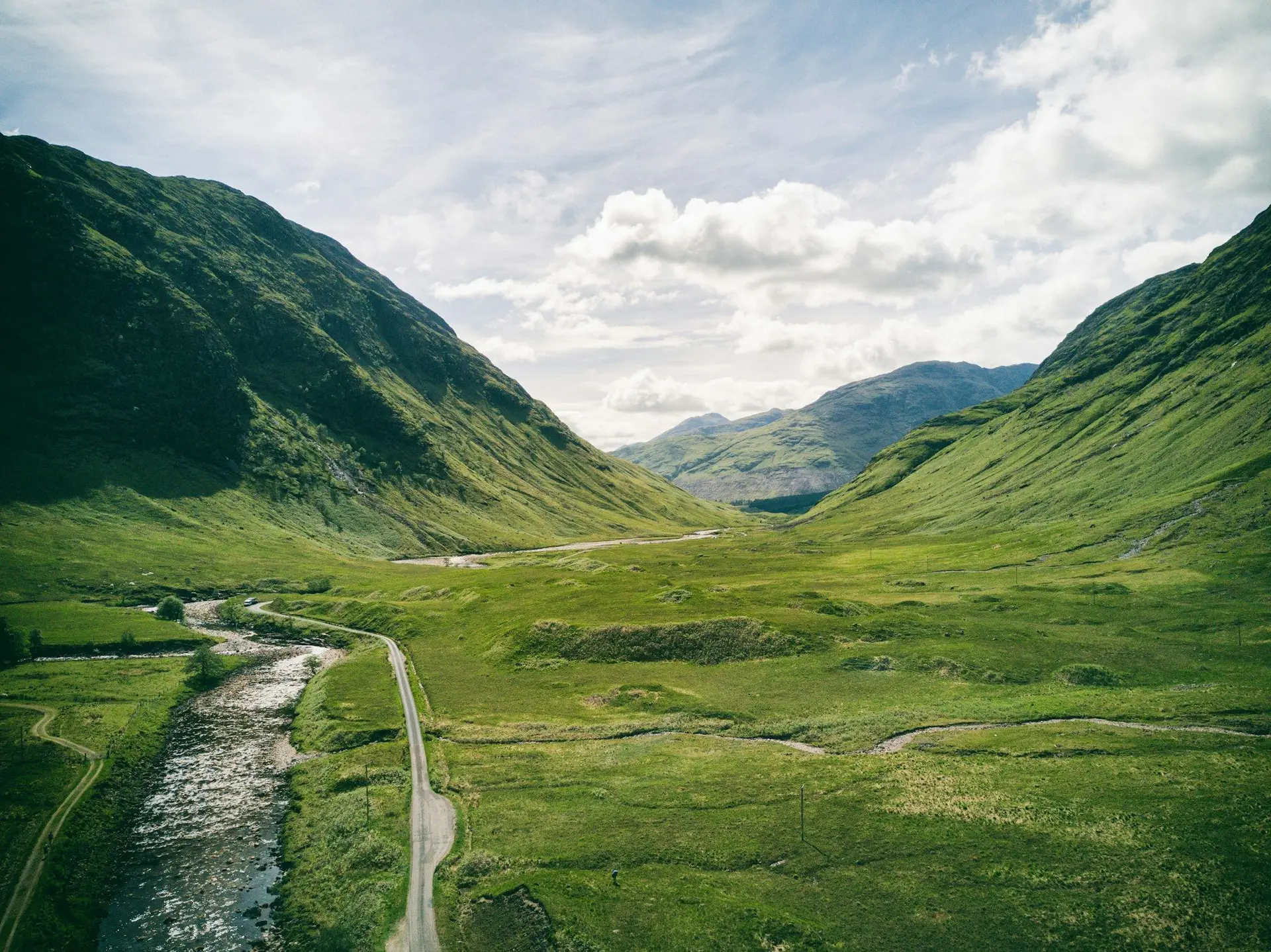 Rivière et chemin au fond du Glen Etive dans les Highlands
