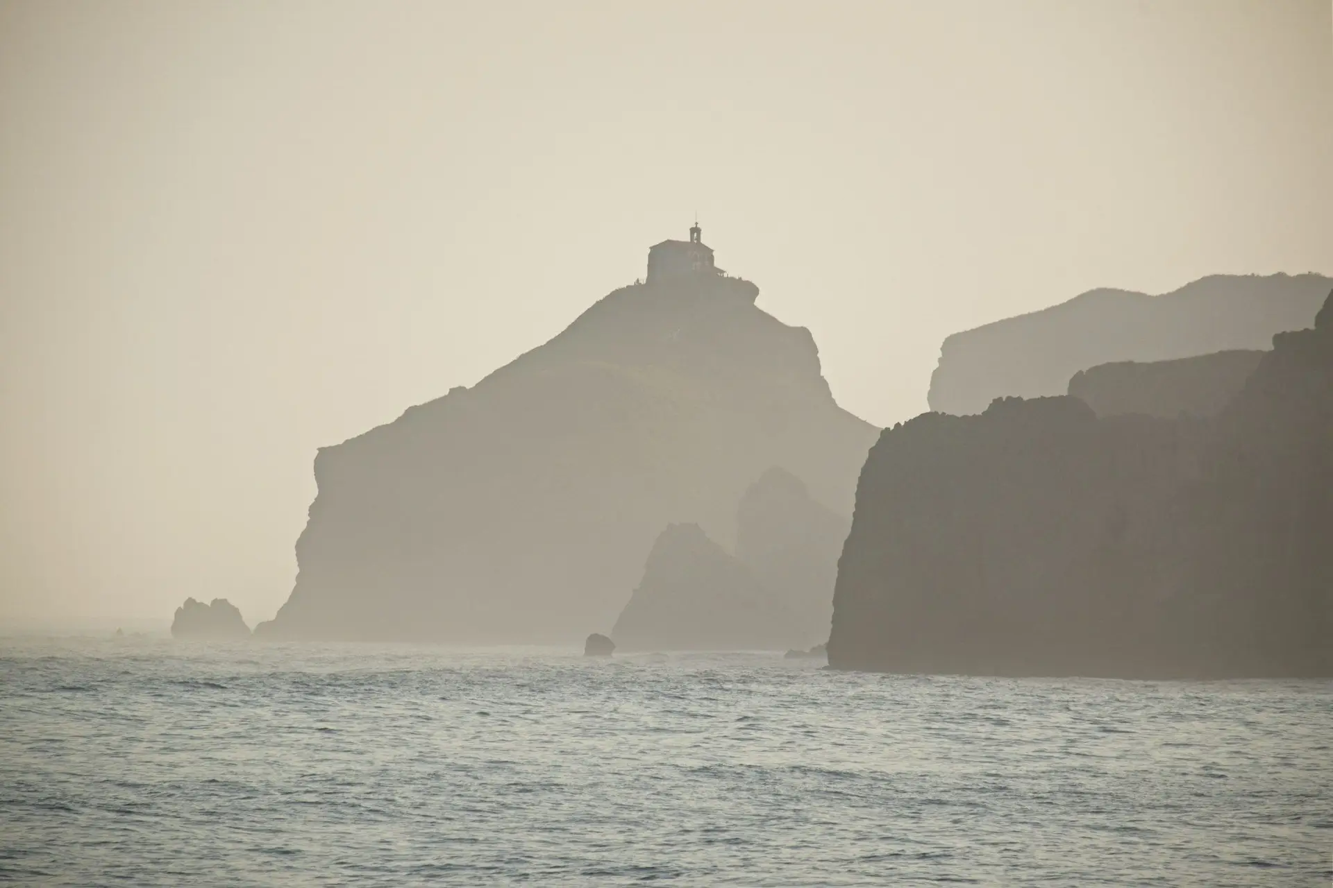 Rocher de Gaztelugatxe dans la brume de la côte basque