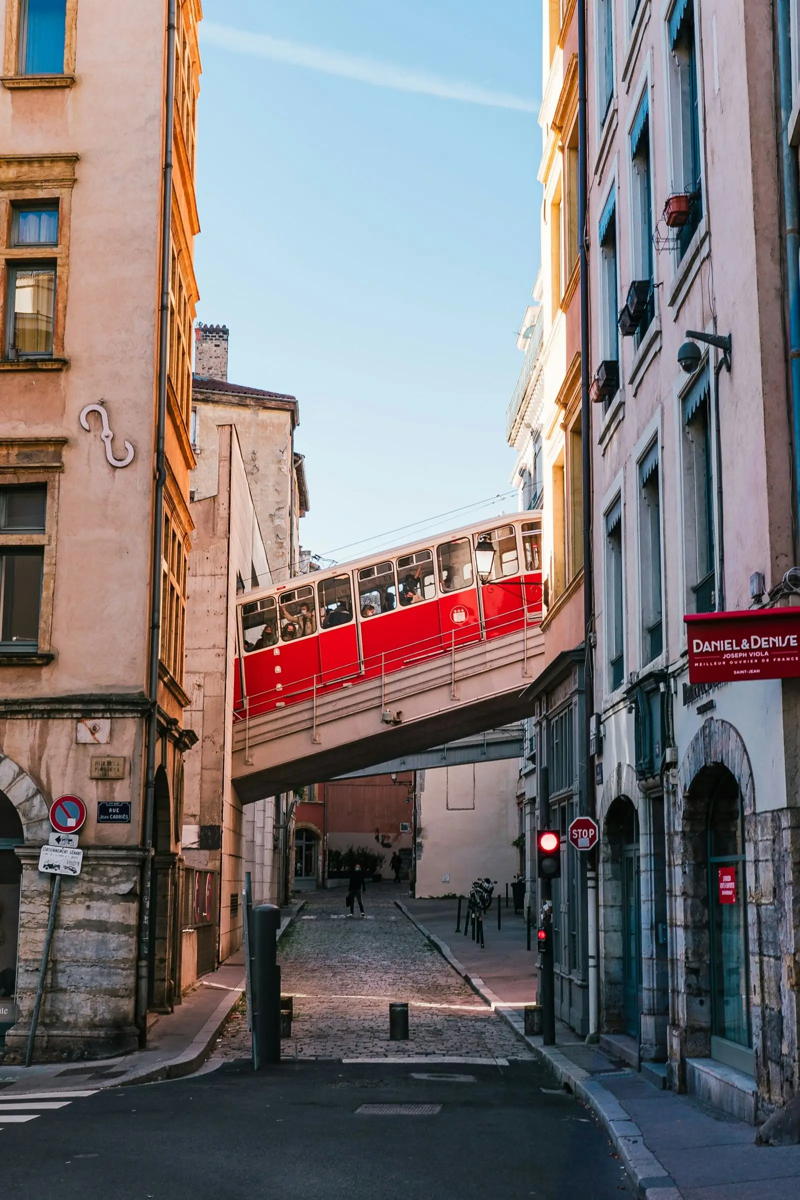Funiculaire rouge au-dessus d'une ruelle du Vieux Lyon