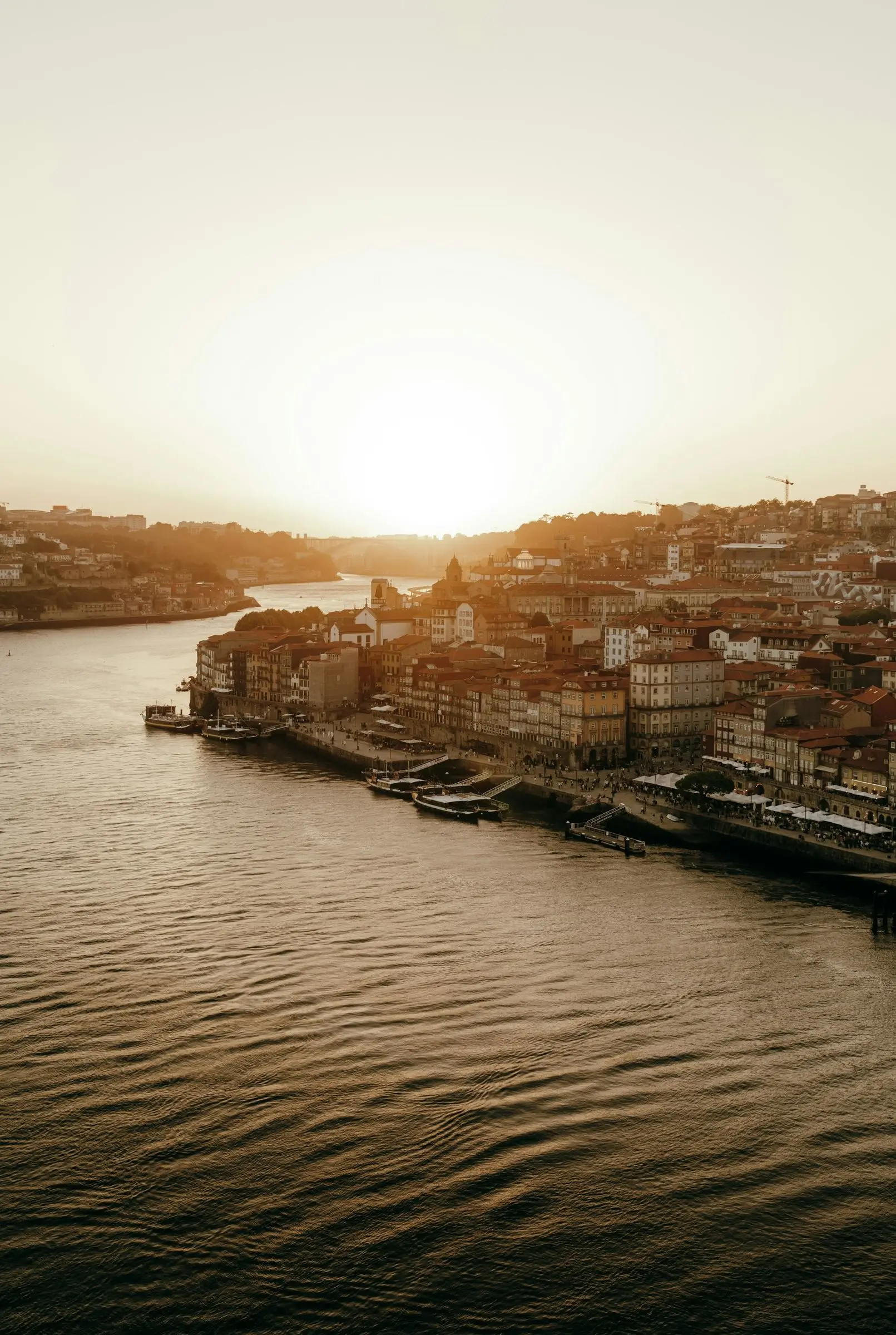 Le Douro et les façades de Porto dans la brume dorée du matin