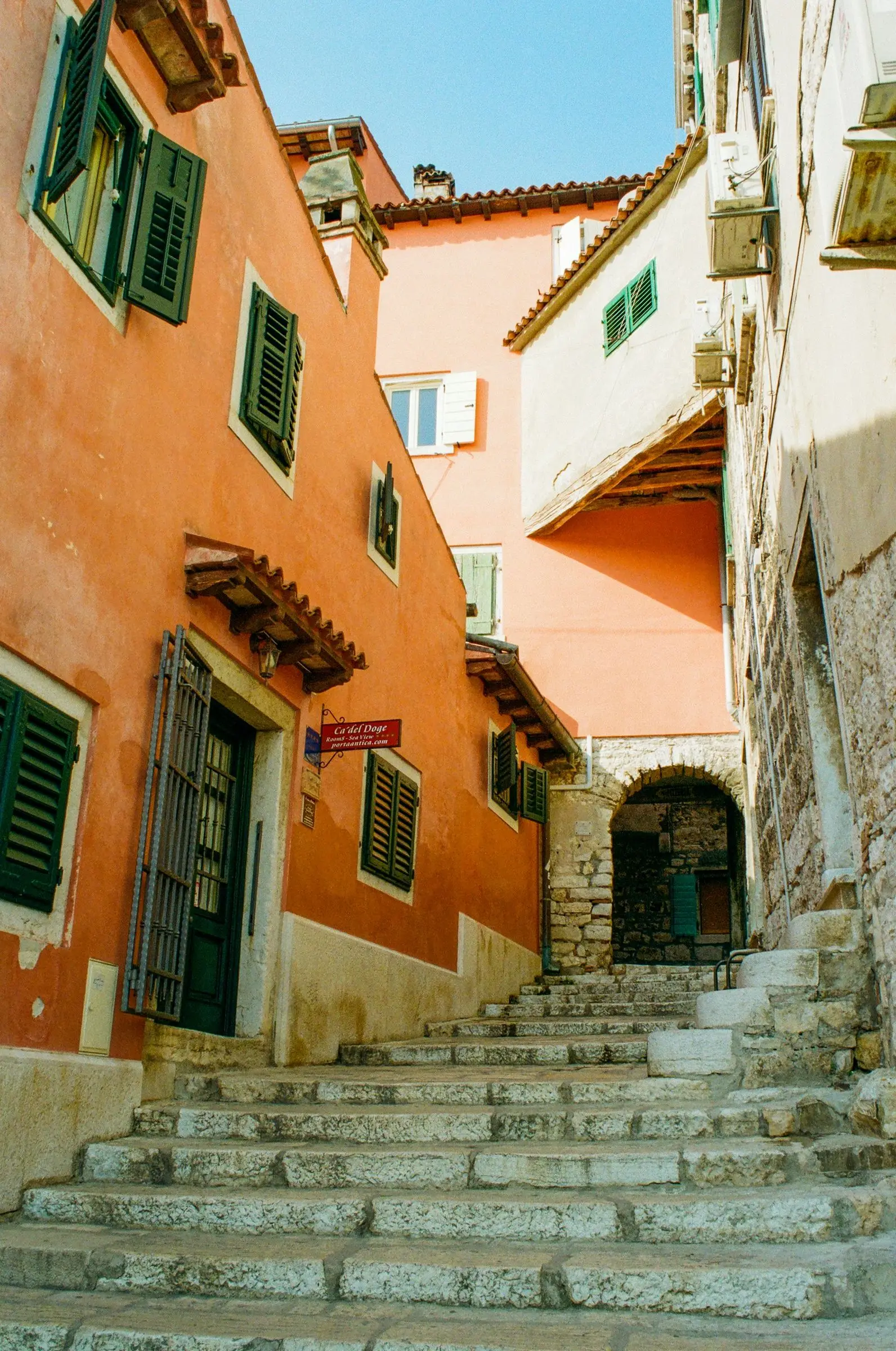Ruelle de pierre et volets verts dans la vieille ville de Rovinj