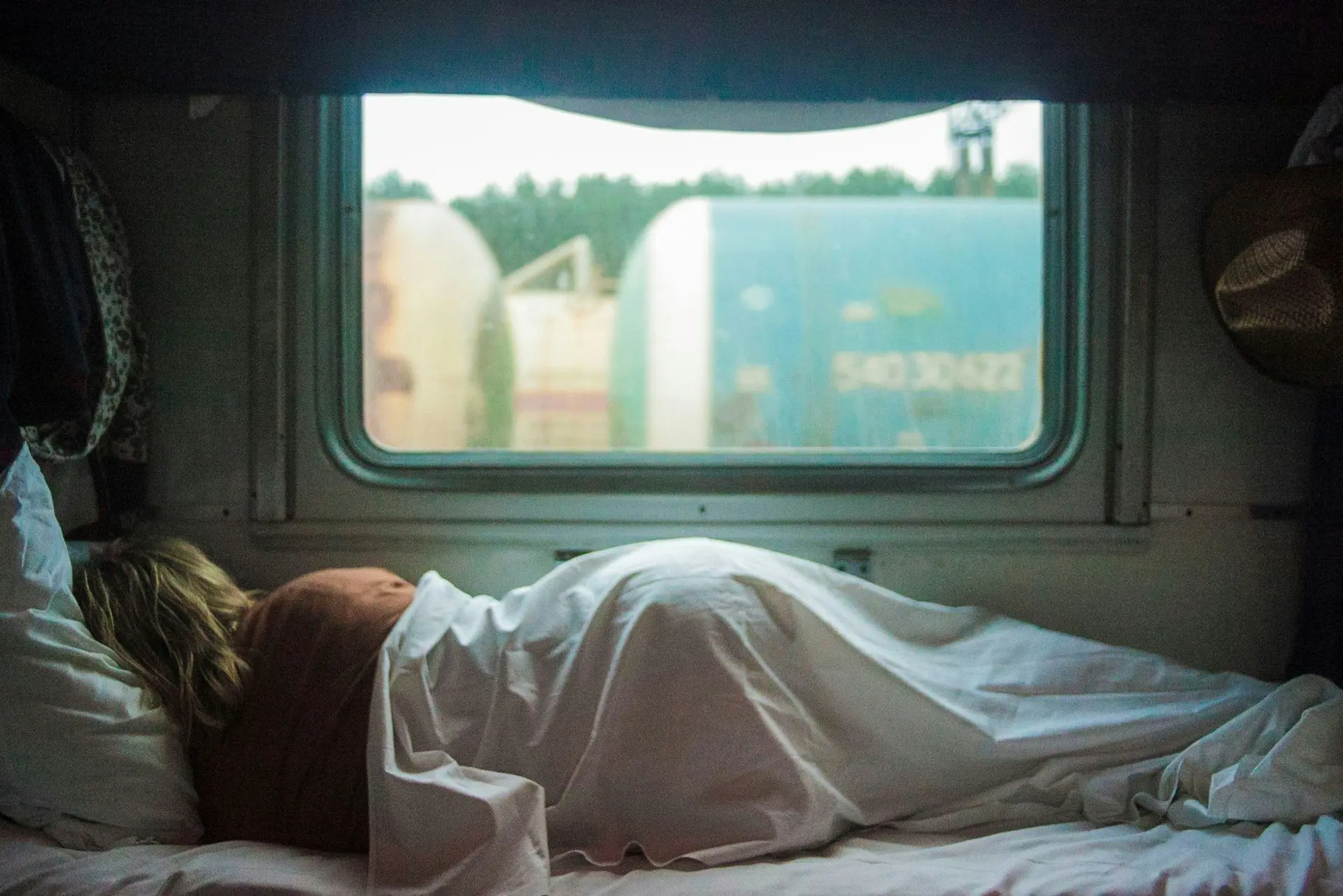 Voyageuse endormie près de la fenêtre d'un train de nuit