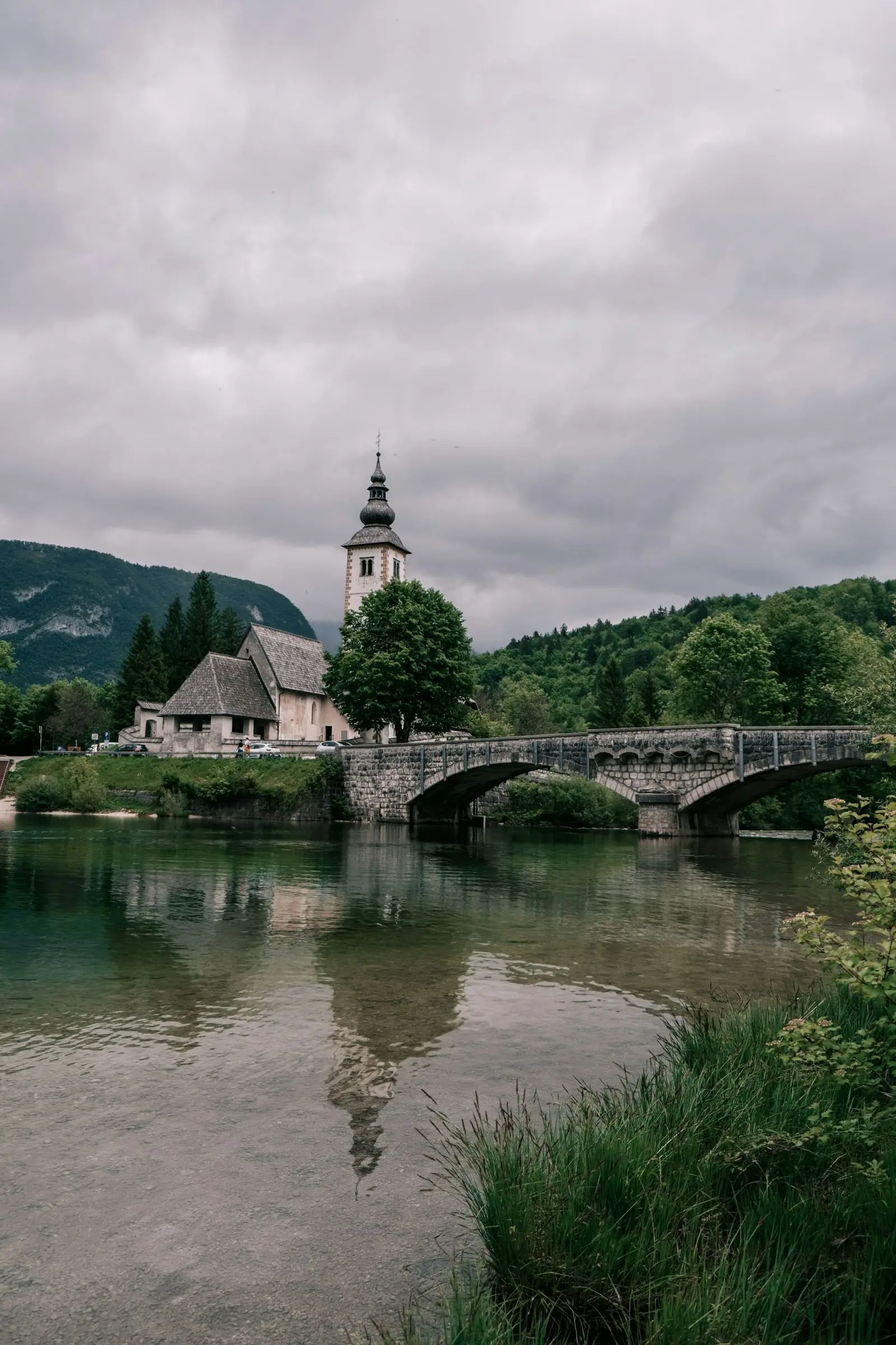 Pont de pierre et église Saint-Jean-Baptiste au bord du lac de Bohinj