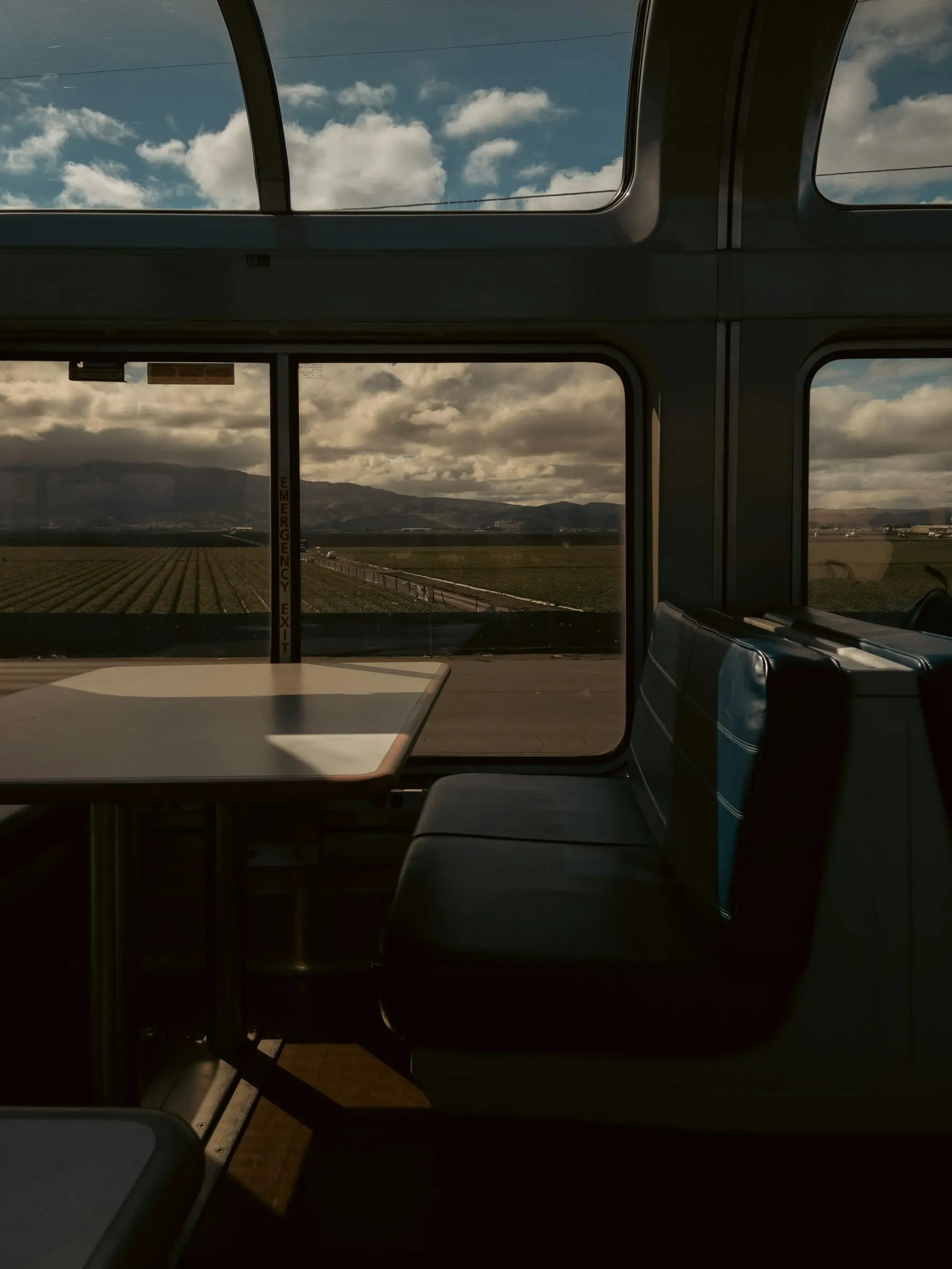 Compartiment de train vide, table face à la campagne