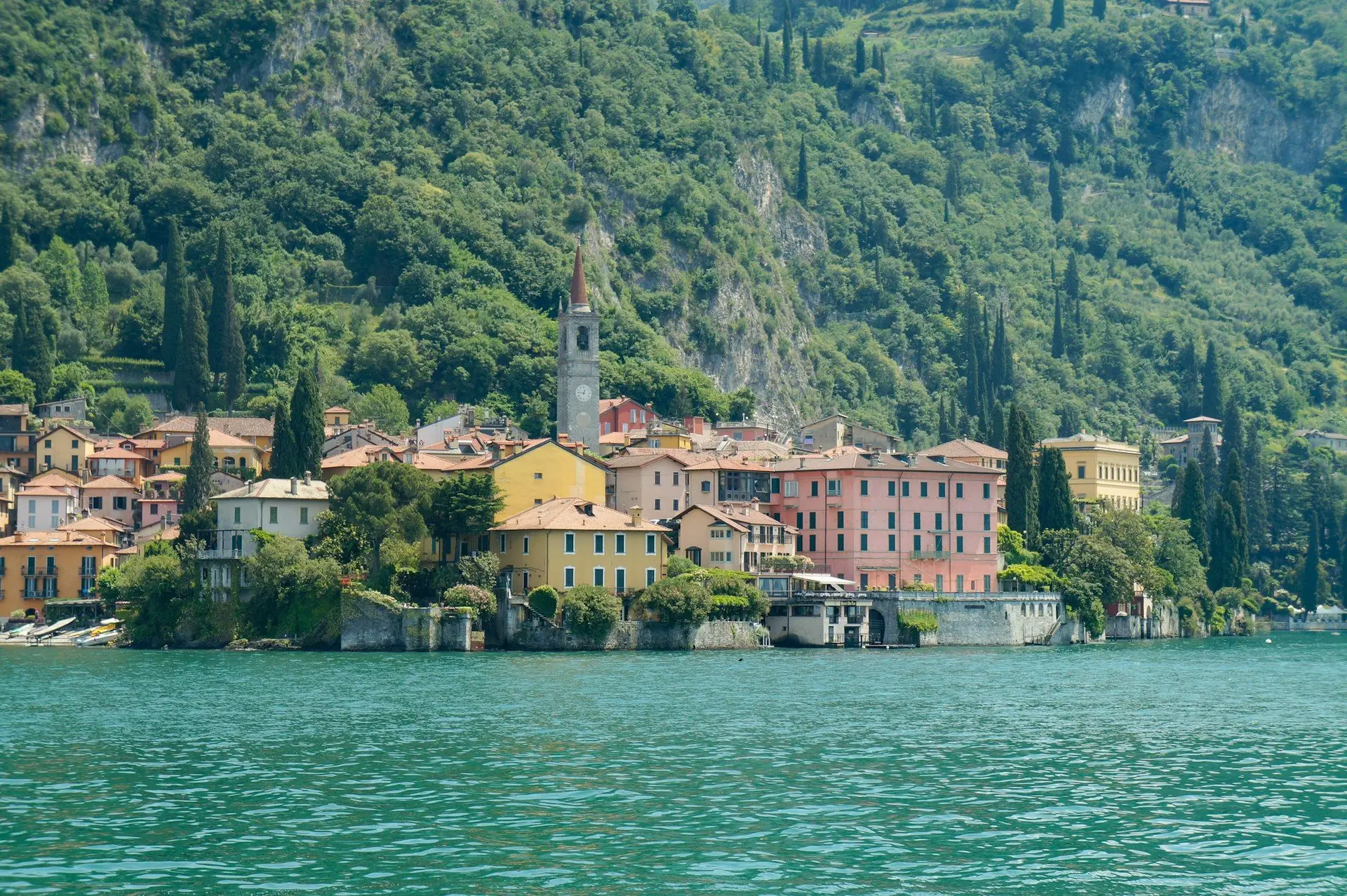 Maisons colorées de Varenna au bord du lac de Côme
